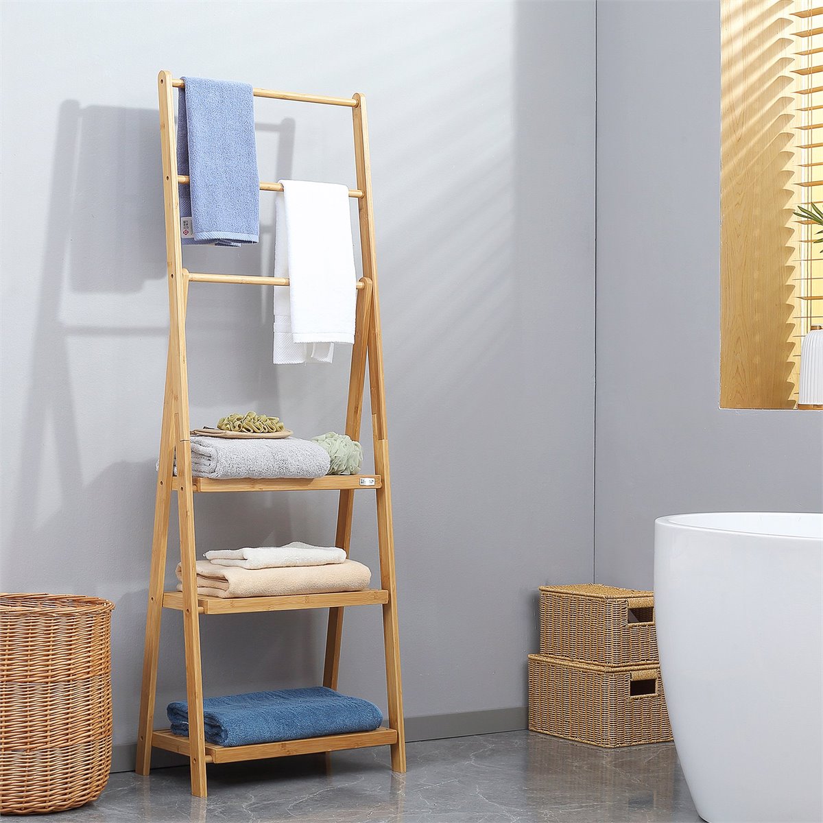  Toallero de pie para baño, escalera decorativa de bambú de 5  pies con 3 niveles y 3 estantes, una escalera decorativa única plegable y  multifuncional. Escalera para edredón en el dormitorio. 